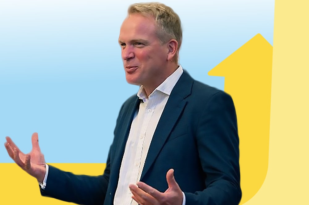 A man with his arms raised in front of two yellow arrows